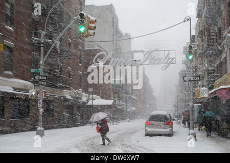 Passage pour piétons Hester Street à Mott Street dans la petite Italie New York durant tempête Banque D'Images