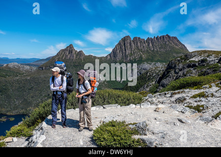 Les promeneurs sur l'Overland Track avec Cradle Mountain en arrière-plan en Tasmanie Banque D'Images