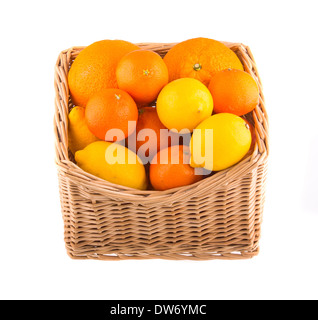 Oranges et citrons dans un panier en bois, isolé sur fond blanc. Banque D'Images