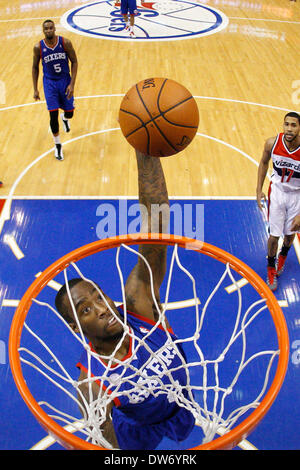 Philadelphie, Pennsylvanie, USA. 1 mars 2014 : Philadelphia 76ers shooting guard Tony Wroten (8) va jusqu'à la NBA dunk pendant le match entre les Washington Wizards et les Philadelphia 76ers au Wells Fargo Center de Philadelphie, Pennsylvanie. Les assistants gagné 122-103. Christopher (Szagola/Cal Sport Media) Credit : Cal Sport Media/Alamy Live News Banque D'Images