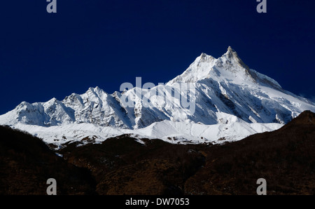 Manaslu, à 8156 mètres (26 759 pieds) de haut est le huitième plus haut sommet de la planète. Banque D'Images