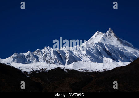 Manaslu, à 8156 mètres (26 759 pieds) de haut est le huitième plus haut sommet de la planète. Banque D'Images