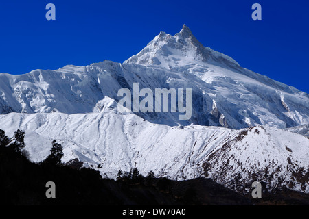 Manaslu, à 8156 mètres (26 759 pieds) de haut est le huitième plus haut sommet de la planète. Banque D'Images