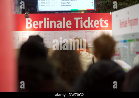 Berlin, Allemagne. 05Th Nov, 2012. Fichier - les cinéphiles à attendre en ligne pour acheter des billets en avance sur le 64ème Festival du Film de Berlin, à Berlin, Allemagne, 05 février 2013. La Berlinale 2014 se déroule du 06 au 16 février. Photo : Maurizio Gambarini/dpa/Alamy Live News Banque D'Images