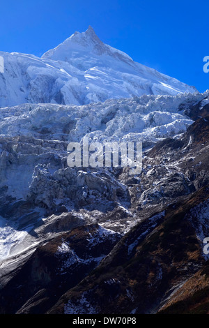 Manaslu Manaslu et Glacier. À 8156 mètres (26 759 pieds) Manaslu est le huitième plus haut sommet de la planète. Banque D'Images