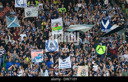 Melbourne, Australie. 1er mars 2014. Melbourne Victory fans célébrer avant le début du jeu, pendant le match entre 21 et Melbourne Melbourne Victory coeur pendant l'Australian Hyundai A-League saison 2013/2014 à l'AAMI Park, Melbourne, Australie (Image Crédit : © Tom Griffiths/ZUMA/ZUMAPRESS.com) fil Banque D'Images