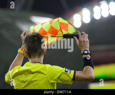 Melbourne, Australie. 1er mars 2014. L'arbitre le drapeau des vagues pendant la série 21 Correspondance entre Melbourne Victory et Melbourne coeur pendant l'Australian Hyundai A-League saison 2013/2014 à l'AAMI Park, Melbourne, Australie. (Crédit Image : © Tom Griffiths/ZUMA/ZUMAPRESS.com) fil Banque D'Images