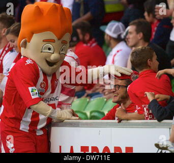 Melbourne, Australie. 1er mars 2014. Le Cœur de Melbourne mascot pats un ventilateur sur la tête, pendant le match entre 21 et Melbourne Melbourne Victory coeur pendant l'Australian Hyundai A-League saison 2013/2014 à l'AAMI Park, Melbourne, Australie. (Crédit Image : © Tom Griffiths/ZUMA/ZUMAPRESS.com) fil Banque D'Images