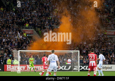 Melbourne, Australie. 1er mars 2014. Une poussée est relâchée dans la foule par Melbourne Victory partisans pendant la ronde 21 Correspondance entre Melbourne Victory et Melbourne coeur pendant l'Australian Hyundai A-League saison 2013/2014 à l'AAMI Park, Melbourne, Australie. (Crédit Image : © Tom Griffiths/ZUMA/ZUMAPRESS.com) fil Banque D'Images