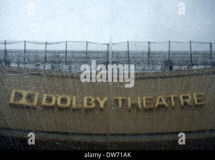 1 mars 2014 - Hollywood/Los Angeles, Californie, USA - Le panneau annonçant le Kodak Theater pourrait se voir par bâchage plastique clair mis en place pour protéger les stars, célébrités, nominés et invités pour l'événement. Oscar Dimanche Les préparatifs pour les Oscars prévue pour dimanche 2 mars 2014, le samedi en prévision de ce qui pourrait être un événement pluvieux et orageux Oscar. Les travaux se sont poursuivis sur le tapis rouge, zone d'arrivée après deux jours de mauvais temps détrempé gauche affiche, tapis et des gradins en dépit de grandes tentes montées avec du plastique transparent épais afin de garder des stars, candidats, prés Banque D'Images