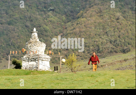 Les garçons portant des vêtements traditionnels pour jouer au football à l'école jeux pour enfants, village de Sakteng sur Merak Sakteng trek, l'Est du Bhoutan Banque D'Images