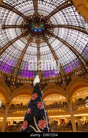 Arbre de Noël et des décorations dans les Galeries Lafayette, Paris, France Banque D'Images