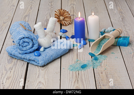 Spa massage thai herbal compresser avec timbres. Sac de coton rempli d'Herbes Thaï séché. Banque D'Images