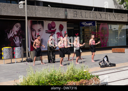 Les artistes maoris dans le conteneur Mall, Christchurch, Nouvelle-Zélande, avec Ballantynes department store à l'arrière-plan. Banque D'Images