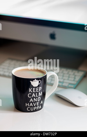 Garder son calme et avoir une tasse de thé sur un ordinateur 24 Banque D'Images