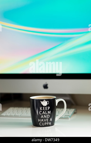 Garder son calme et avoir une tasse de thé sur un ordinateur 24 Banque D'Images