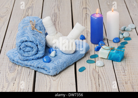 Spa massage thai herbal compresser avec timbres. Sac de coton rempli d'Herbes Thaï séché. Banque D'Images