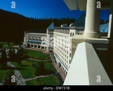 Chateau Lake Louise, en Alberta. Le Canada. À partir de la 'Royal Suite' Balcon Banque D'Images