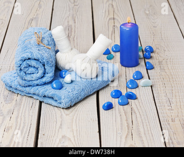 Spa massage thai herbal compresser avec timbres. Sac de coton rempli d'Herbes Thaï séché. Banque D'Images