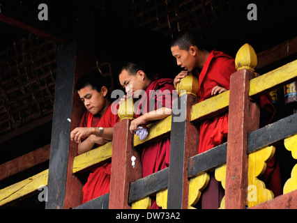 Les jeunes moines, Trashigang Dzong, l'Est du Bhoutan Banque D'Images