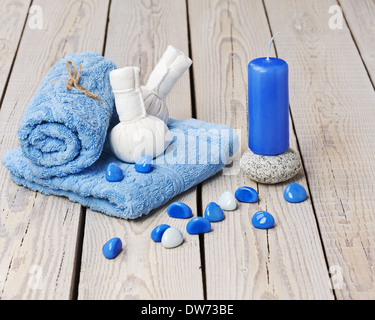 Spa massage thai herbal compresser avec timbres. Sac de coton rempli d'Herbes Thaï séché. Banque D'Images