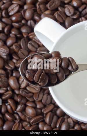 Cuillère à café en grains se trouve sur Coffee Cup Banque D'Images