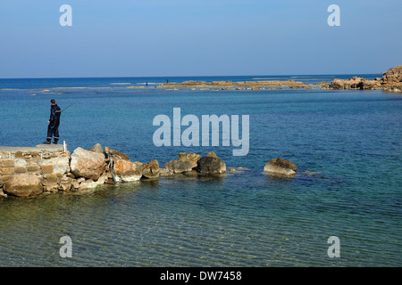 Un homme pêche dans Césarée Maritima mer Méditerranée Banque D'Images