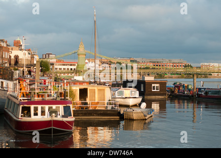 Houseboots amarré le long de la rivière Thames à Hammersmith à l'ouest de Londres Banque D'Images