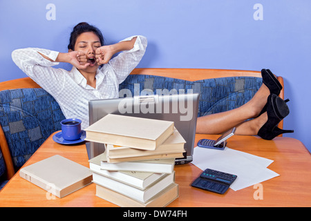 Tired woman working on computer Banque D'Images