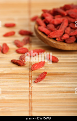 L'alimentation saine nutrition organique en bois.cuillère à soupe de baies de goji séchées Banque D'Images