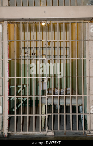 À l'intérieur de l'Île Alcatraz prison prison à sécurité maximum des barres de fer métal pénitentiaire tourisme san francisco les cellules de prisonniers de l'intérieur Banque D'Images