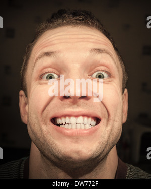 Les jeunes satisfaits Caucasian man with large sourire. Closeup portrait Banque D'Images