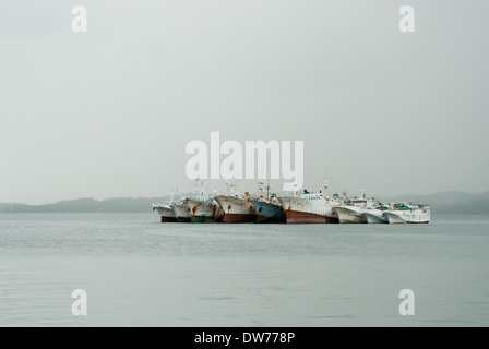 Fishig bateaux amarrés dans le port de Suva sur l'île principale de Fidji, Viti Levu. Banque D'Images