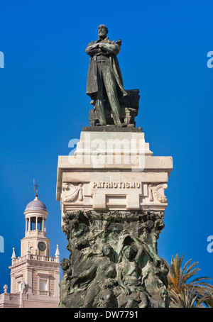 Statue de Cadix politicien Segismundo Moret, Plaza de San Juan de Dios, Cadix, Espagne, mairie clocher en arrière-plan Banque D'Images