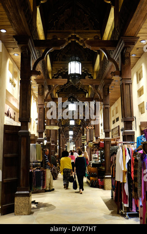 Intérieur de commerçant de Souk Madinat Jumeirah à Dubai Emirats Arabes Emiraets Banque D'Images