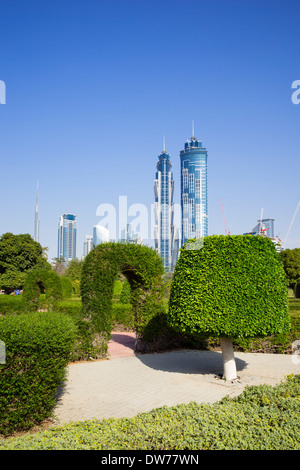 Jardin labyrinthe et les toits de ville de Al Safa Park à Dubaï Émirats Arabes Unis Banque D'Images