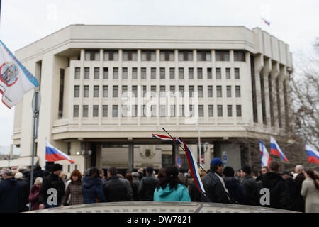 (140302) -- SIMFEROPOL, le 2 mars 2014 (Xinhua) -- un drapeau national russe-comme-ruban est vu lors d'un rassemblement à Simferopol, capitale de la Crimée, l'Ukraine, le 2 mars 2014.(Xinhua/Jia Yuchen) (zjl) Banque D'Images