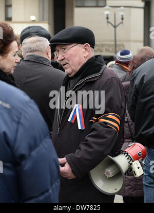 (140302) -- SIMFEROPOL, le 2 mars 2014 (Xinhua) -- un partisan pro-Russie participe à un rassemblement pro-Russie à Simferopol, capitale de la Crimée, l'Ukraine, le 2 mars 2014.(Xinhua/Jia Yuchen) (zjl) Banque D'Images