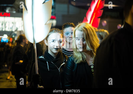 Liverpool, UK, 1er mars, 2014. L'Everyman Theatre de Liverpool a célébré la réouverture par une procession de lanternes, les musiciens et tous les jours des gens de sa sœur le théâtre Playhouse au théâtre nouvellement reconstruite sur Hope Street. Crédit : Peter Carr/Alamy Live News Banque D'Images