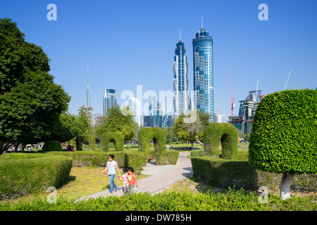 Jardin labyrinthe et les toits de ville de Al Safa Park à Dubaï Émirats Arabes Unis Banque D'Images