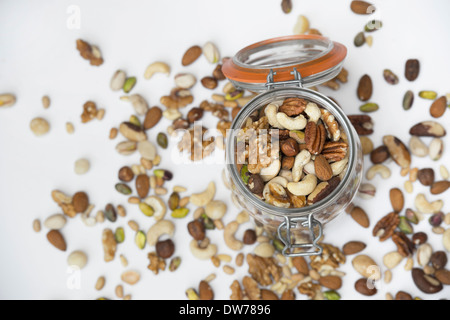 Un assortiment de noix dans un pot de rangement Kilner Banque D'Images