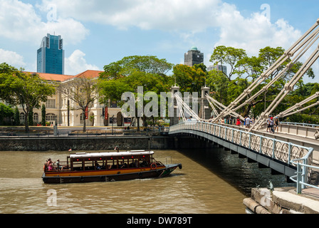 Cavenagh Bridge et musée des Civilisations Asiatiques, Singapour Banque D'Images