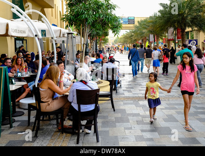 Occupé à cafés sur la rue des boutiques et des restaurants à pied à la plage de Jumeirah Residences (JBR) à Dubaï Émirats Arabes Unis Banque D'Images