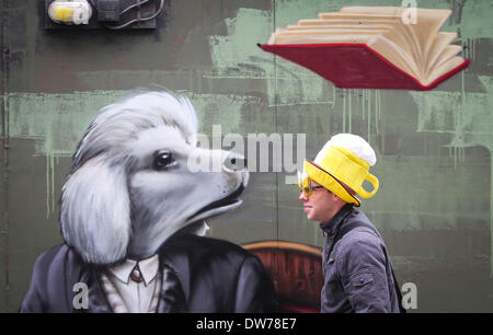 Francfort-sur-Main, Allemagne. 2 mars 2014. Un carnaval reveler porte un chapeau en forme de chope de bière qu'il assiste au défilé du carnaval grâce à Francfort, Allemagne, 02 mars 2014. Autour de 400 000 visiteurs sont attendus pour assister à la parade dans la ville de Hesse. Photo : FRANK RUMPENHORST/dpa dpa : Crédit photo alliance/Alamy Live News Banque D'Images