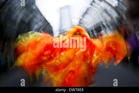 Francfort-sur-Main, Allemagne. 2 mars 2014. Un carnaval reveler dans un costume de firebird assiste au défilé du carnaval grâce à Francfort, Allemagne, 02 mars 2014. Autour de 400 000 visiteurs sont attendus pour assister à la parade dans la ville de Hesse. Photo : FRANK RUMPENHORST/dpa dpa : Crédit photo alliance/Alamy Live News Banque D'Images