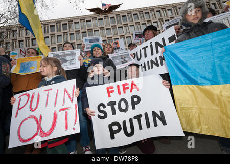 Grosvenor Square, London, UK. 2 mars, 2014. Une grande foule d'Ukrainiens basée au Royaume-Uni et sympathisants britanniques ont organisé une manifestation devant l'ambassade des Etats-Unis en réponse à la menace d'invasion russe de l'Ukraine et le manque de soutien à la mémoire de Budapest. Credit : Lee Thomas/Alamy Live News Banque D'Images