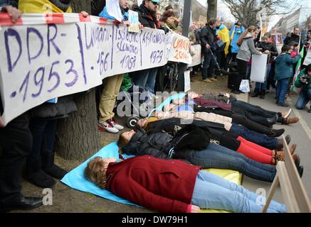 Les manifestants tenir une minute de silence en mémoire des victimes de la lutte pour le pouvoir en Ukraine et se souvenir de l'Soviet-Russian les interventions dans le passé avec des pancartes 'lecture est de l'Allemagne en 1953, la Hongrie en 1956, la Tchécoslovaquie en 1968, l'Afghanistan en 1979, la Géorgie en 2008, l'Ukraine en 2014 ?' au cours d'une manifestation en face de l'ambassade de Russie à Berlin, Allemagne, 02 mars 2014. Plus de 200 personnes se sont réunies pour la protestation contre une éventuelle intervention militaire de la Russie en Ukraine. Dpa : Crédit photo alliance/Alamy Live News Banque D'Images