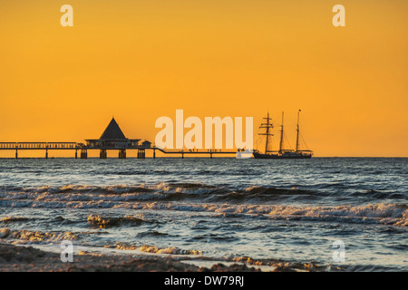 Un voilier se retrouve à la soirée au port d'Heringsdorf, Île d'Usedom, Mecklembourg-Poméranie-Occidentale, Allemagne, Europe Banque D'Images