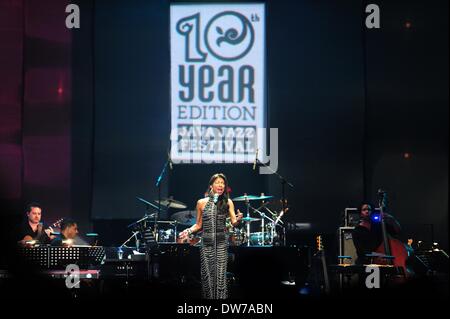 Jakarta, Indonésie. 2e Mar, 2014. La chanteuse américaine Natalie Cole effectue au cours de l'International Jazz Festival Java Jakarta à Jakarta, Indonésie, le 2 mars 2014. © Zulkarnain/Xinhua/Alamy Live News Banque D'Images