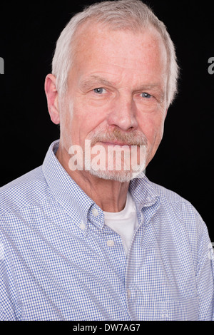 Senior man in front of black background Banque D'Images